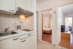 Kuchyňa alebo kuchynka v ubytovaní Beachfront Apartments Lara