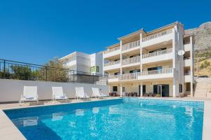 Bazén v ubytovaní Beachfront Apartments Lara alebo v jeho blízkosti