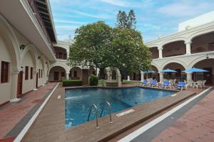 a swimming pool in the courtyard of a building at Holiday Inn Express Veracruz Centro Historico by IHG in Veracruz
