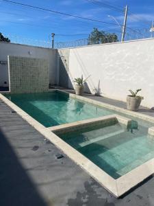 a swimming pool on top of a house at Temporada Moto GP - 18km do autódromo de Goiania- acomoda 10 pessoas - Atlanta eventos in Goiânia