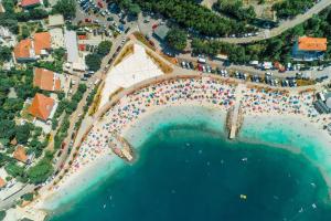 an aerial view of a beach with crowds of people at House Scaena in Jadranovo