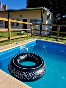 a tire in a swimming pool next to a house at Ohana PGB - Se requiere seña para confirmar in Gualeguaychú