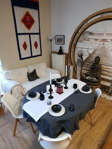 a living room with a table and a couch at Einzigartige Studio-Atmosphäre in Bamberg