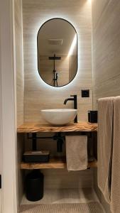 a bathroom with a sink and a mirror at Gottlieber Rausch in Gottlieben
