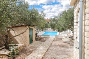 a backyard with a swimming pool and trees at Anna in Drage
