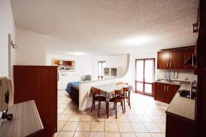 a kitchen and living room with a table and chairs at Ca' del Giuli in Maslianico