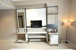 a room with a tv and a mirror at Anemon Grand Şanlıurfa in Göktepe +14 photos