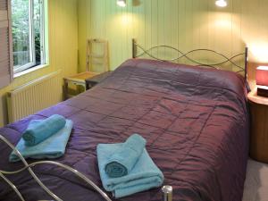 a large bed with two blue towels on it at Beach Retreat - Ukc2322 in St Ives