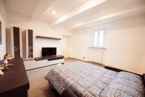 a bedroom with a bed and a flat screen tv at Residenza Caterina in Maslianico