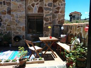 A patio or other outdoor area at Hostal Refugio De Gredos