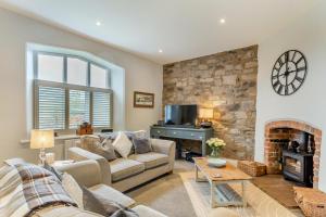 a living room with a couch and a fireplace at 2 Bed in Selside oc-ds1067 in Selside