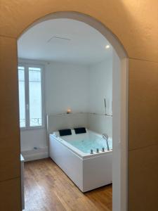 a room with a bath tub in a room at BoomCoeur in Niort