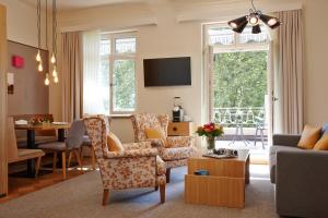 uma sala de estar com um sofá e uma mesa em Hotel Bad Schachen em Lindau