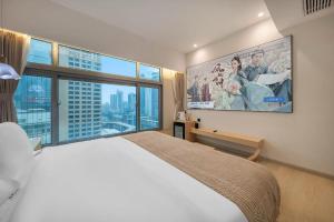 a bedroom with a large bed and a large window at 妮可酒店解放碑店 in Chongqing +48 photos