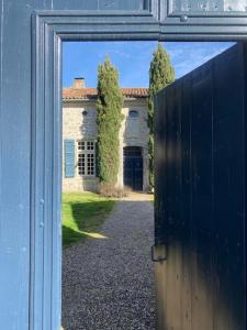 a view of a house through a door at Coeur de Calignac in Calignac