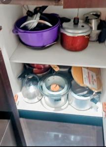 a drawer filled with lots of pots and pans at Sonho de verão in Guarulhos