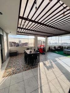 a dining room with a table in a large room at Sun Terrace Ilo Loft in Ilo