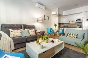 a living room with a couch and a table at Apartamento Centro con Parking in Seville