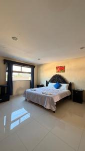 a bedroom with a large bed and a window at Hotel Boutique Los Laureles in Tuxtla Gutiérrez