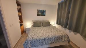 a bedroom with a bed with two green pillows at Vallgorguina Uno in Vallgorguina