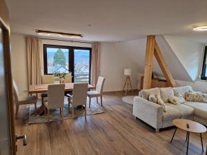 ein Wohnzimmer mit Sofa und Tisch in der Unterkunft Panoramablick Eitelborn in Eitelborn