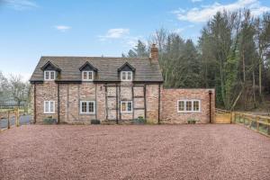 an old brick house with a gravel driveway at 3 Bed in Callaughton oc-b34809 in Much Wenlock