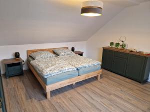 ein Schlafzimmer mit einem Bett und grünen Schränken in der Unterkunft Panoramablick Eitelborn in Eitelborn