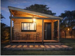 a log cabin with a table on a deck at Cabañas Olavarría in Olavarría