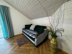 a couch in a room with a vase at Bilia Tustani in Urych