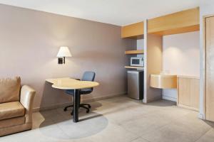 a small room with a table and a chair at Fiesta Inn Express Hermosillo in Hermosillo +35 photos