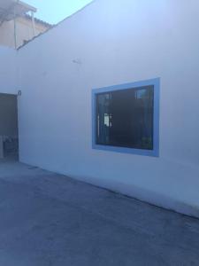 a white wall with a blue light on it at Suíte Externa Casal in Rio das Ostras