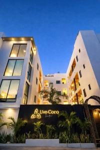 ein Gebäude mit einem Schild davor in der Unterkunft Live Coco Suites - Hotel Boutique & Rooftop in Playa del Carmen