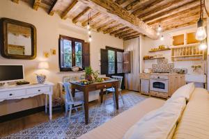 a kitchen and living room with a table and a couch at Country House Art and Garden in Monte Antico