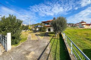 a yard with a fence and a house at Villa Maty in Karianí