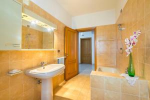 a bathroom with a sink and a toilet and a tub at Il Melograno, appartamento privato in Cavriago