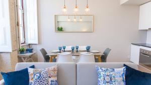 a dining room with a table and chairs at Praça 44 in Braga