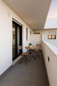 a small dining room with a table and chairs at Oris in Oristano