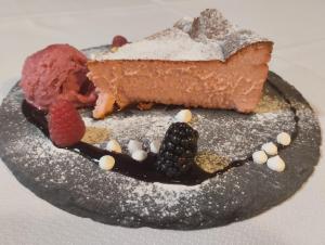 a dessert on a plate with a piece of cake at El rincón del Vadillo in La Velilla