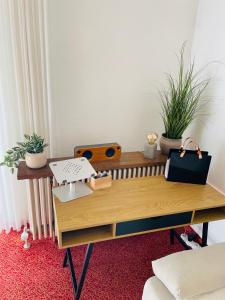 a room with a table and potted plants at Das CLASSIQUE Galerieappartement 50qm - Elegant und geräumig wohnen - Espressomaschine, Airfryer, Balkon, Vierbeinerfreundlich, Parkgarage -AppHaus Poseidon in Bad Griesbach