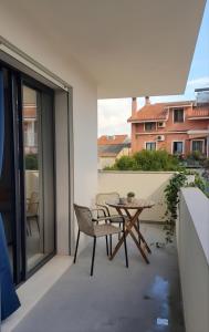 a patio with a table and chairs on a balcony at Oris in Oristano