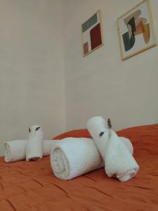 a bed with two rolls of towels on it at Refugio del sol Erezcano in Eréscano