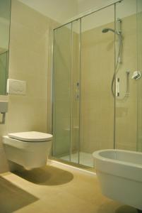 ein Bad mit einer Dusche, einem WC und einem Waschbecken in der Unterkunft Residence Braida in Caorle