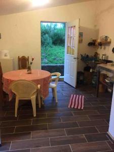 a dining room with a table and chairs and a window at Casa Sustentable Monarca Angangueo in Mineral de Angangueo