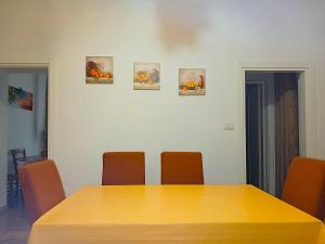 a conference room with a wooden table and chairs at La CASEDDHA in Taviano