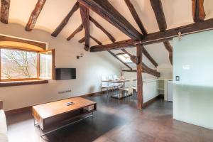 a living room with wooden ceilings and a table at Jardín Botánico in Lloreda