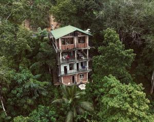 ein großes Gebäude mitten in einem Wald in der Unterkunft Crystal Resort in Badulla