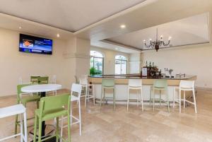 a dining room with a table and chairs at Villa 1 en Hotel Tesoro Ixtapa in Ixtapa