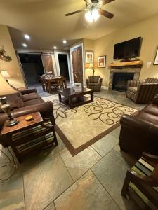 a living room with a couch and a fireplace at Yosemite's Inn the Woods in Ahwahnee