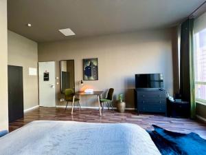 a bedroom with a bed and a table and chairs at N8 Rooms by BW Living in Leipzig