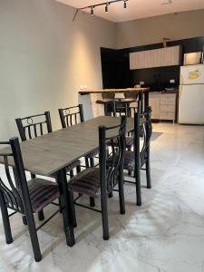 ein Holztisch und Stühle in einer Küche in der Unterkunft Herrera in Caucete